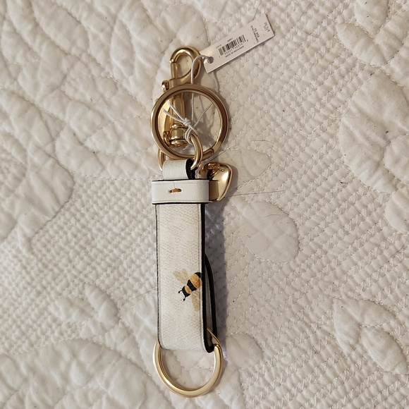 NWT Coach BEE ๐ print key ring trigger snap bag clip keys cream gold - Picture 3 of 7